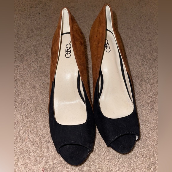 Black and brown opened toe suede heel. - Picture 5 of 7